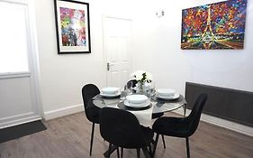 Cosy Home In Sutton Coldfield Sleeps 5